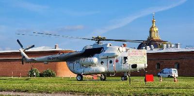 Вертолет Саратовской санитарной авиации - возле стен Петропавловской крепости