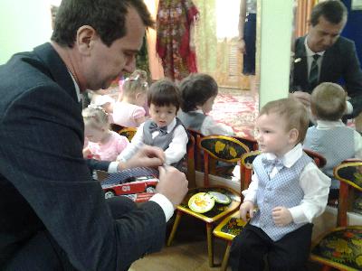 Министр здравоохранения области Алексей Данилов поздравил воспитанников Специализированного дома ребенка г. Саратова с наступающим Днем защиты детей