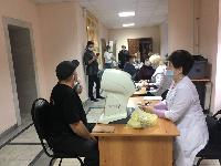 Саратовские врачи провели медицинский осмотр сотрудников саратовских центров занятости прямо на рабочих местах