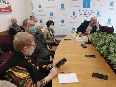 Министр здравоохранения региона провел эксперимент с руководителями поликлиник Саратова по работе колл-центров 