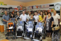 Члены Общественного совета при министерстве здравоохранения области подарили нуждающимся детям инвалидные коляски
