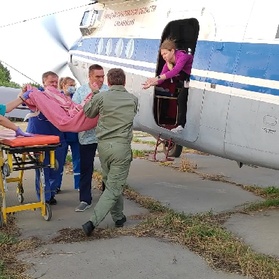Воздушный борт саратовской санитарной авиации доставляет выжившую в ДТП под Вольском девочку в Екатеринбург 