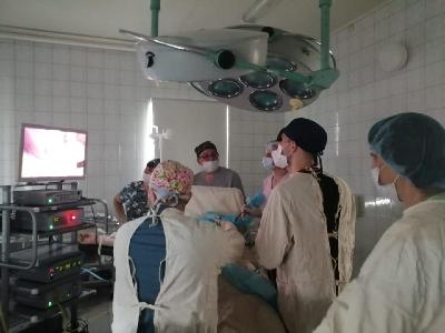 На новой лапароскопической стойке в Лысогорской районной больнице хирурги провели первую операцию