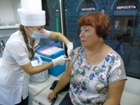 На площадках мобильных комплексов и торговых центров Саратовской области выездными бригадами привито от гриппа более 3000 человек