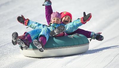 Катание на санках, ледянках, коньках или ватрушках — любимое развлечение зимой. 