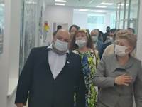 Олег Костин вместе с представителями общественности посетил лечебные учреждения для детей, в которых прошли ремонт и переоснащение