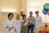 Заместитель министра Елена Ермолаева по традиции поздравила молодую маму, чей ребенок первым появился на свет 1 января 2013 года