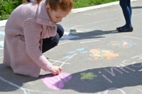 В Детском парке состоялся конкурс детских рисунков на асфальте «Моя прививка»