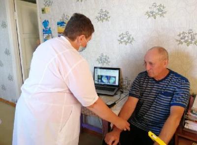 Врачи центра здоровья Балашовской районной больницы обследовали жителей села Старый Хопер 