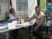 Гости «Фестиваля клубники» в Балаково проверили свое здоровье в рамках профилактической акции