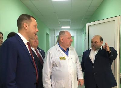 В ходе поездки в Калининский район губернатор осмотрел районную поликлинику